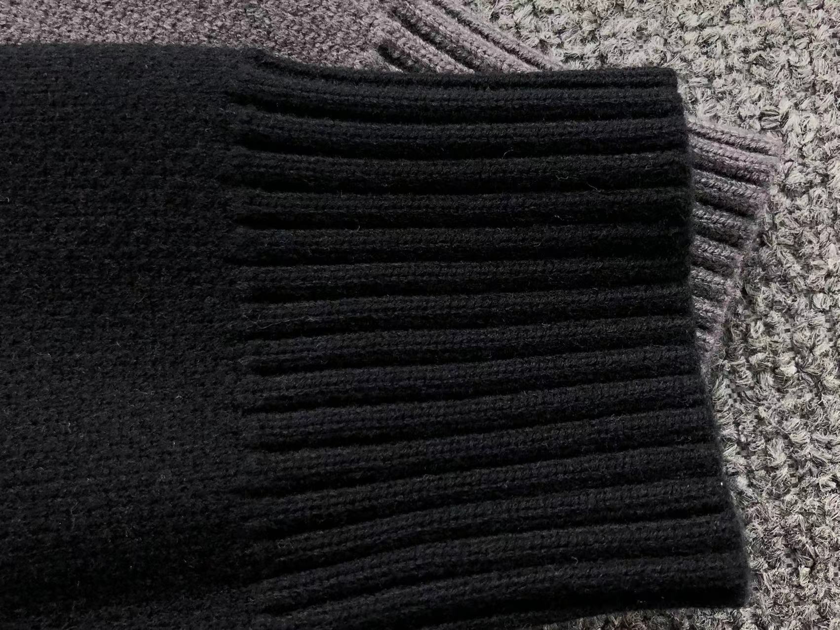 W - SWEATER