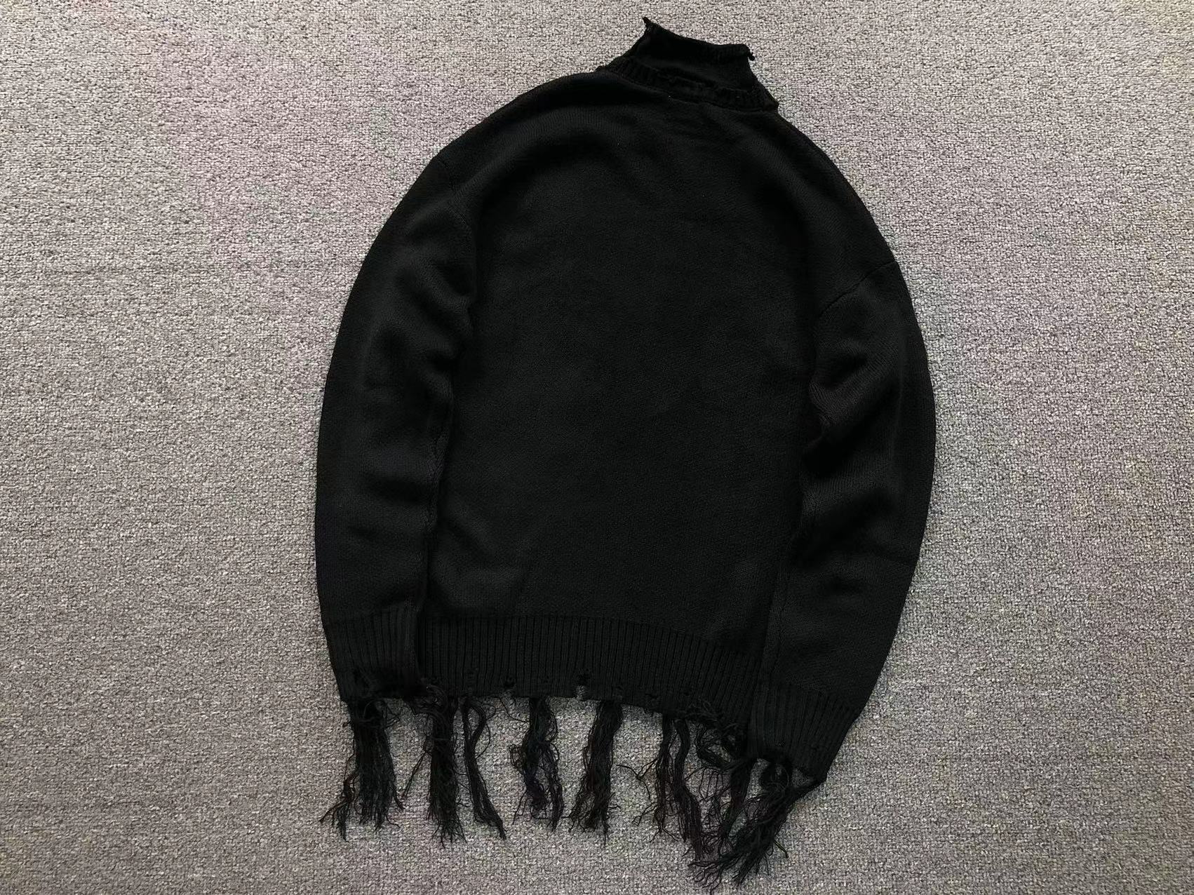 V - SWEATER
