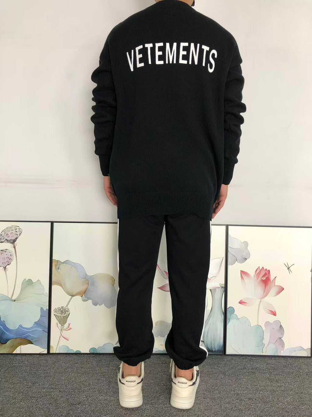 V - SWEATER