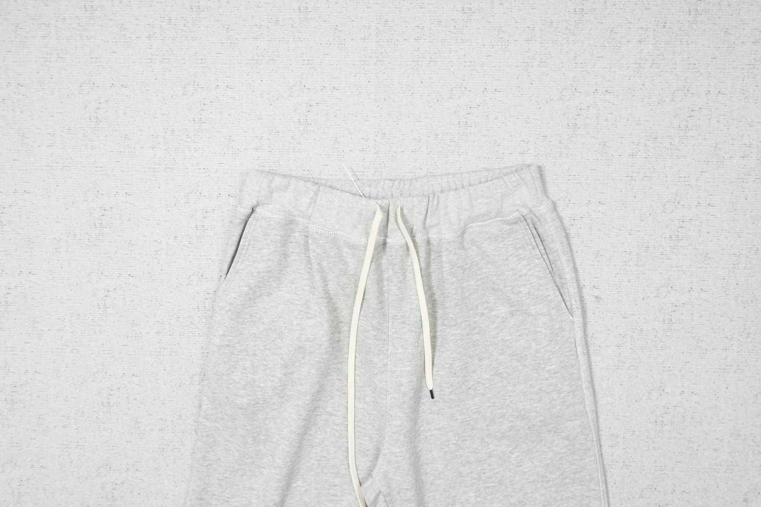 L - SWEATPANTS