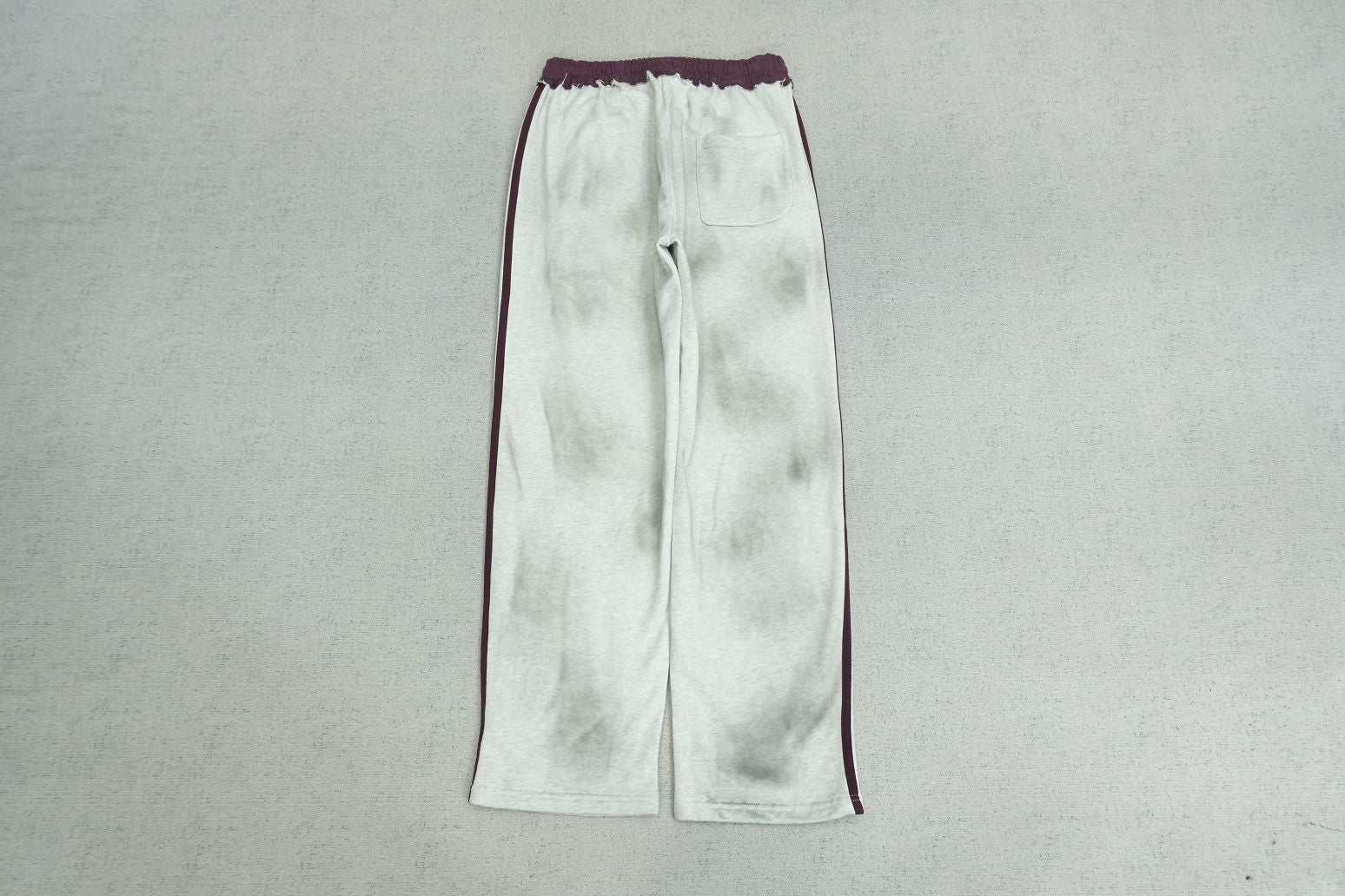 V - SWEATPANTS