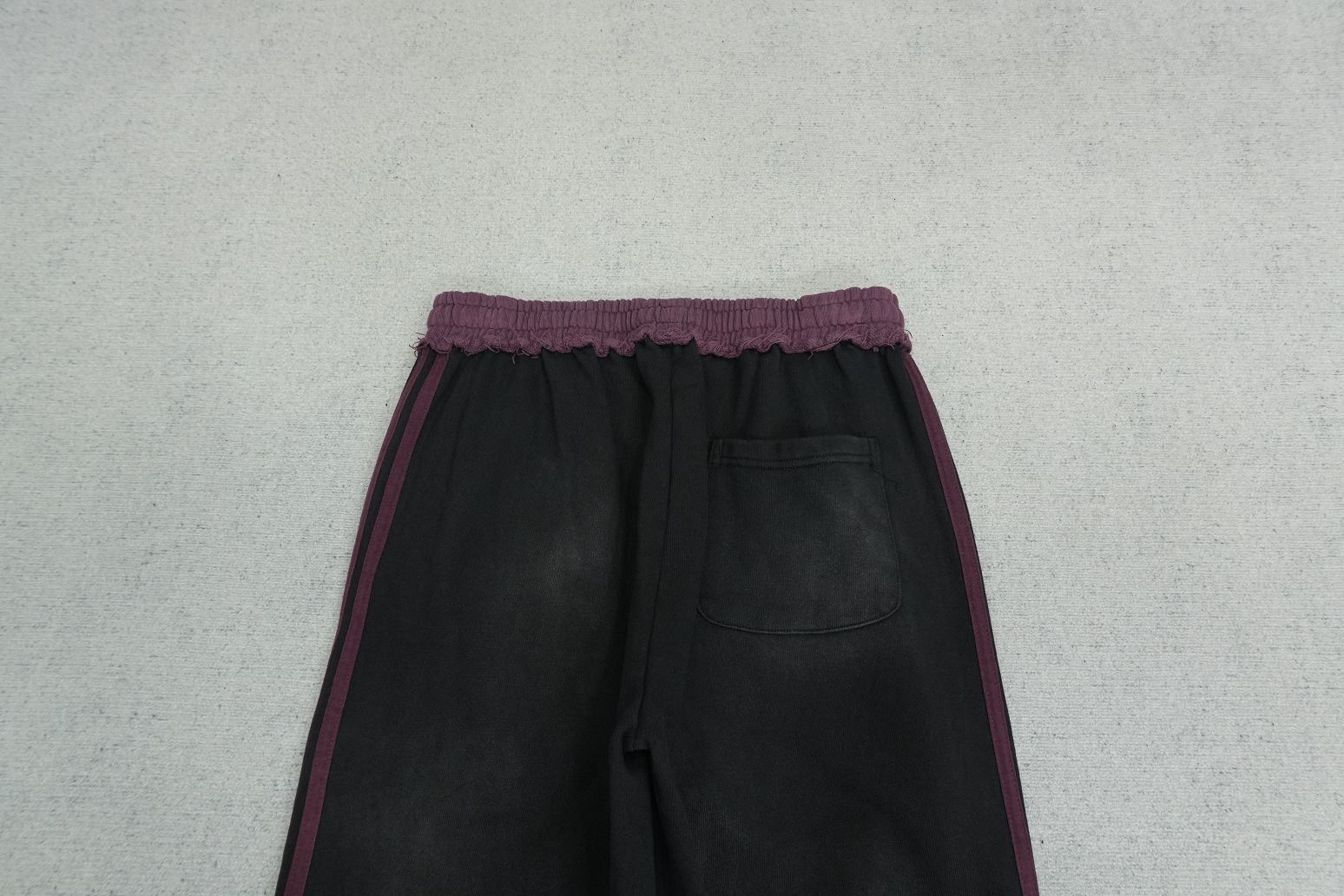 V - SWEATPANTS