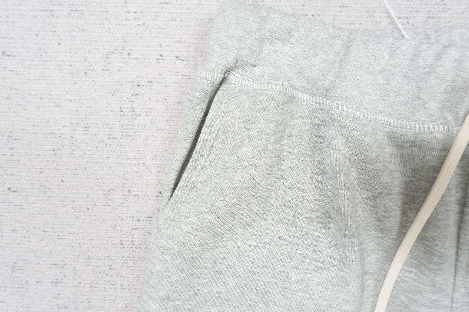 L - SWEATPANTS
