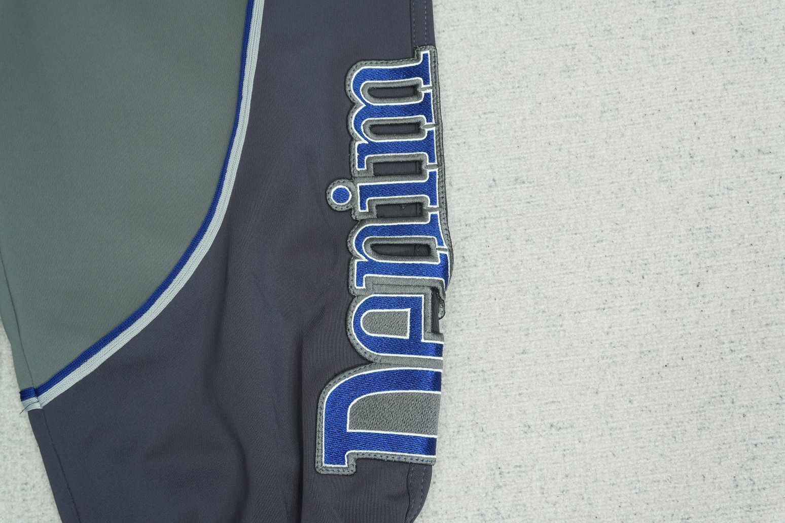 D - SWEATPANTS