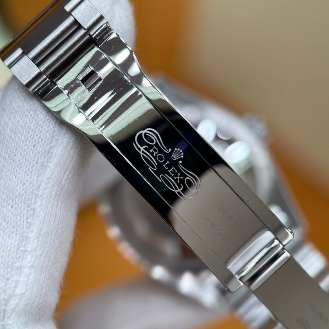 M - Watch