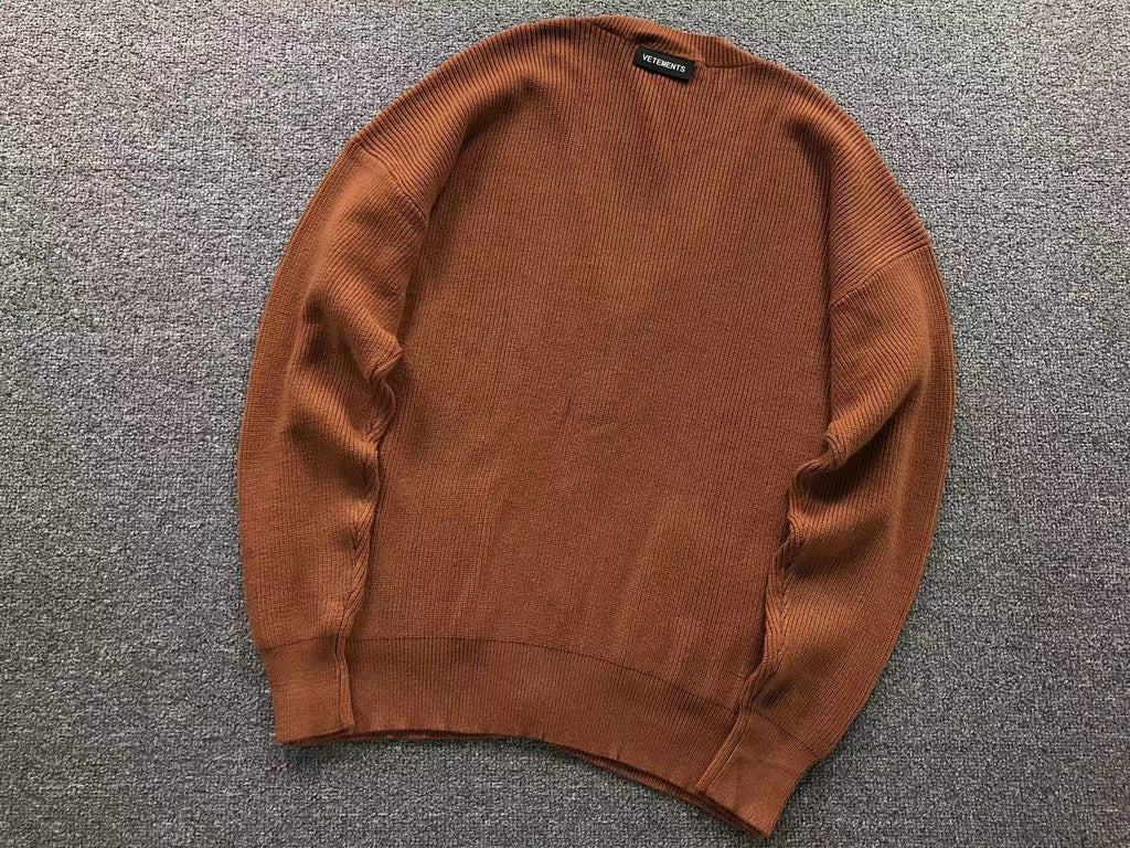 V - SWEATER