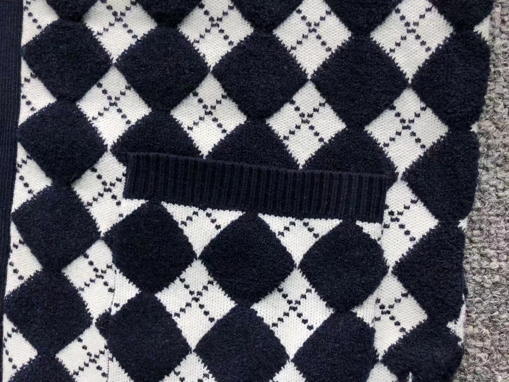 T - SWEATER
