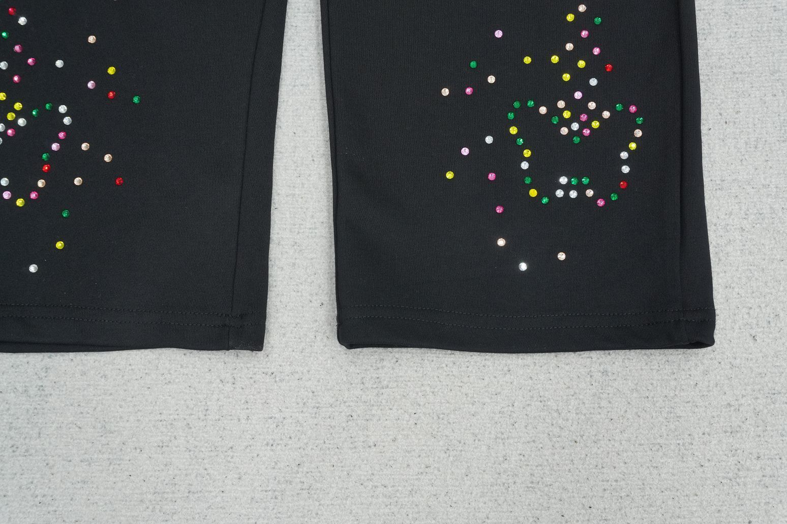 B - SWEATPANTS
