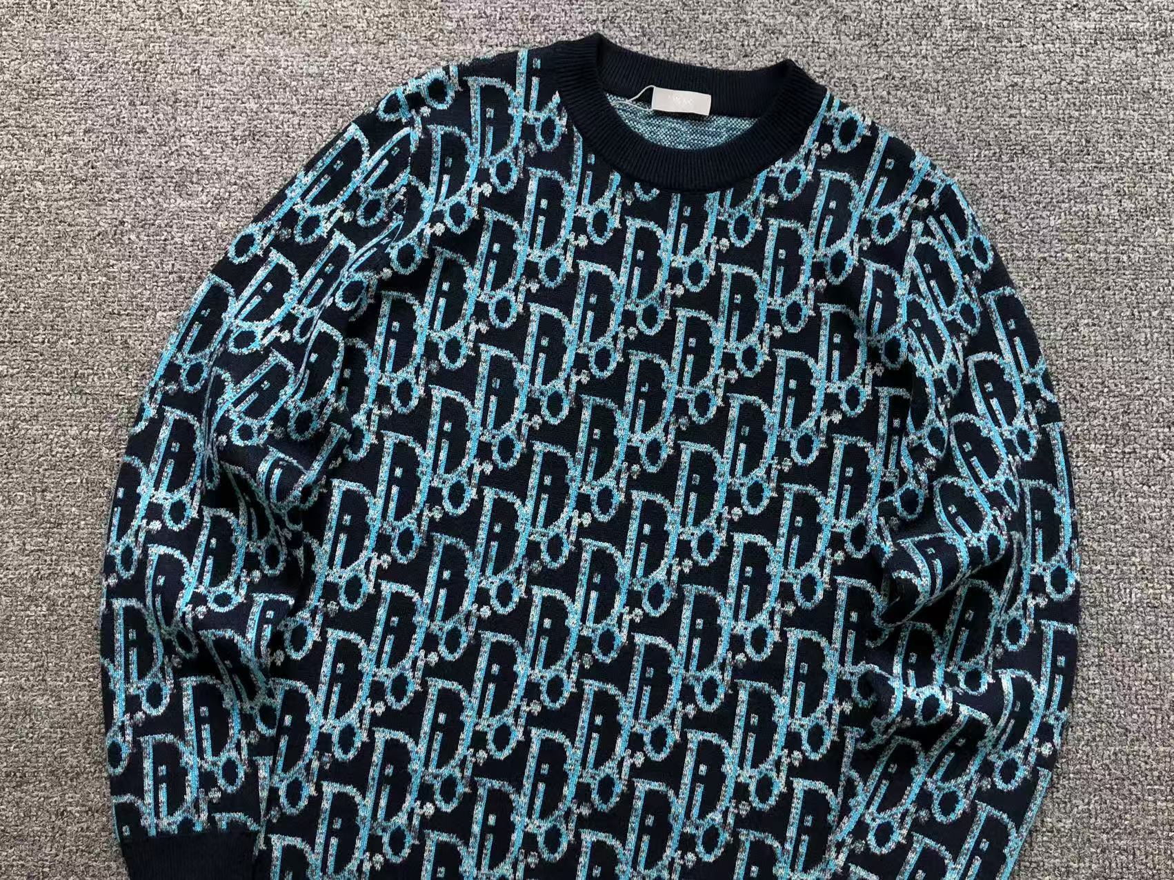 D - SWEATER