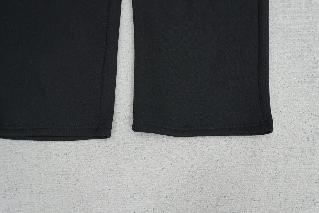 B - SWEATPANTS