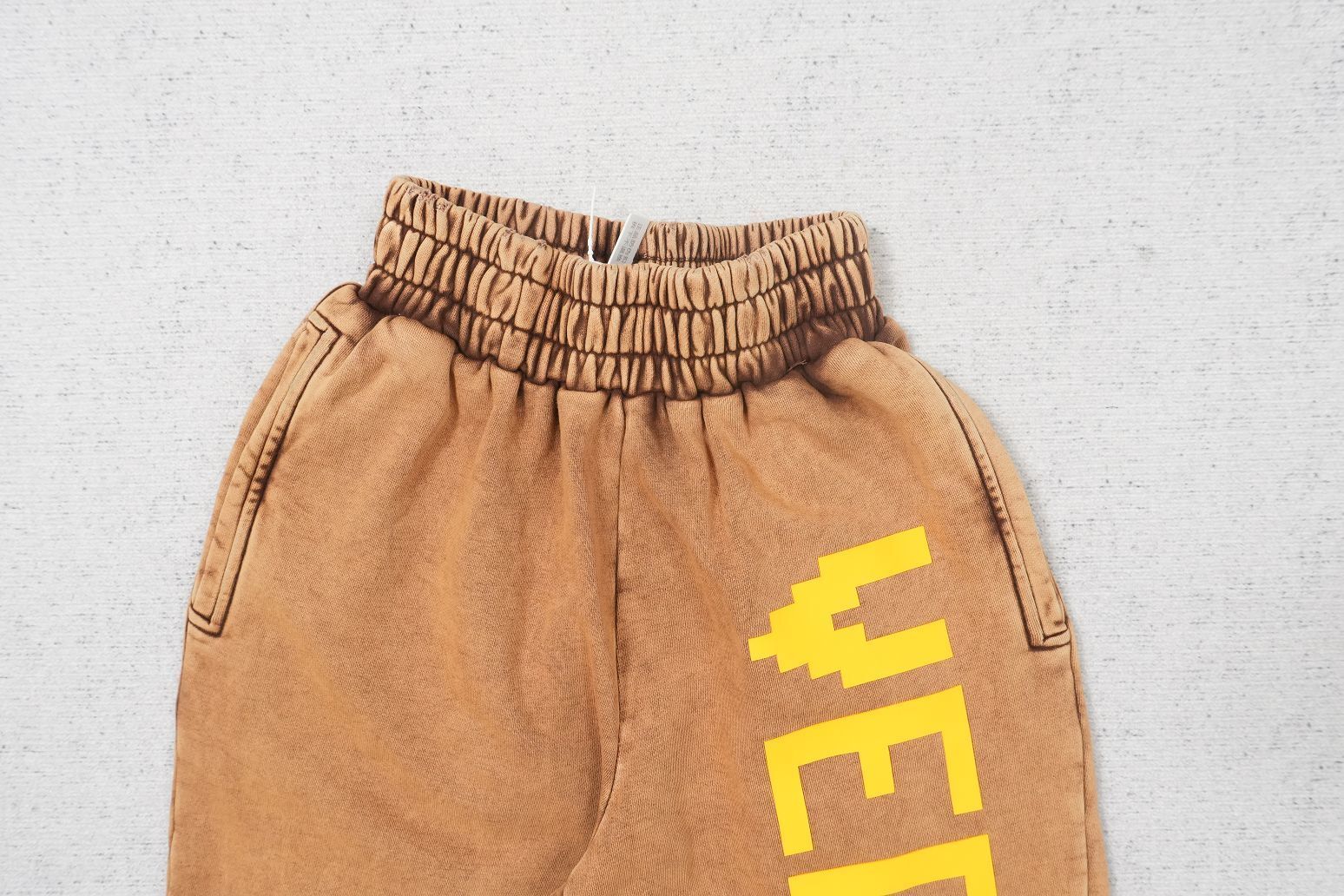 V - SWEATPANTS