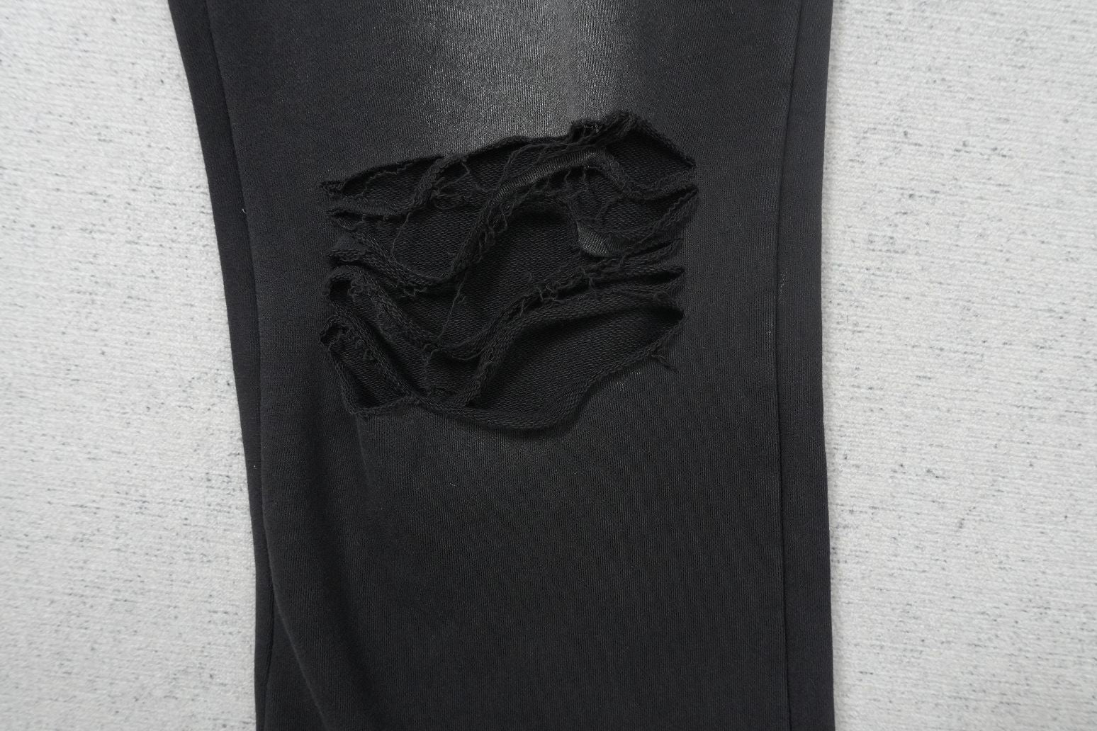 V - SWEATPANTS