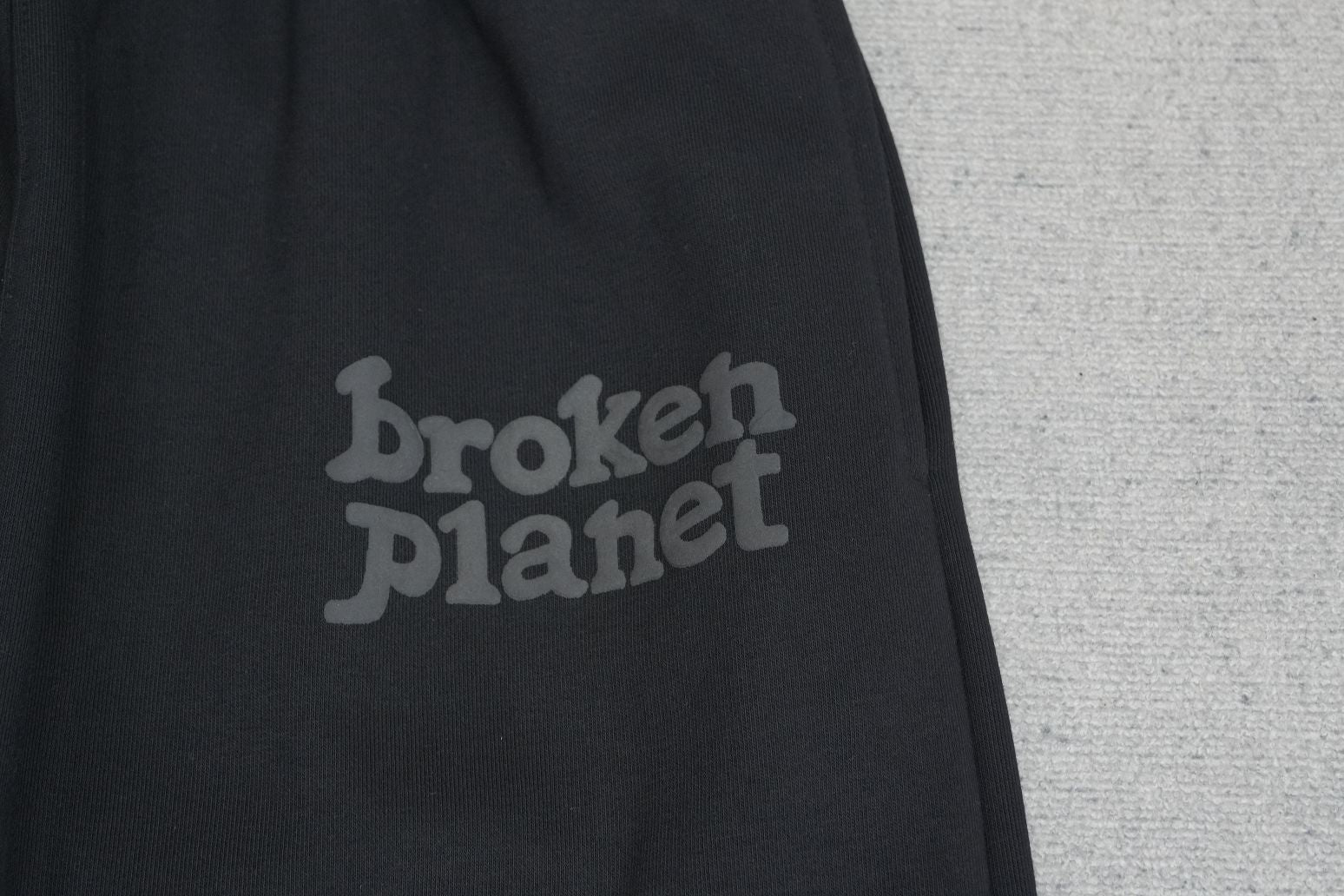 B - SWEATPANTS