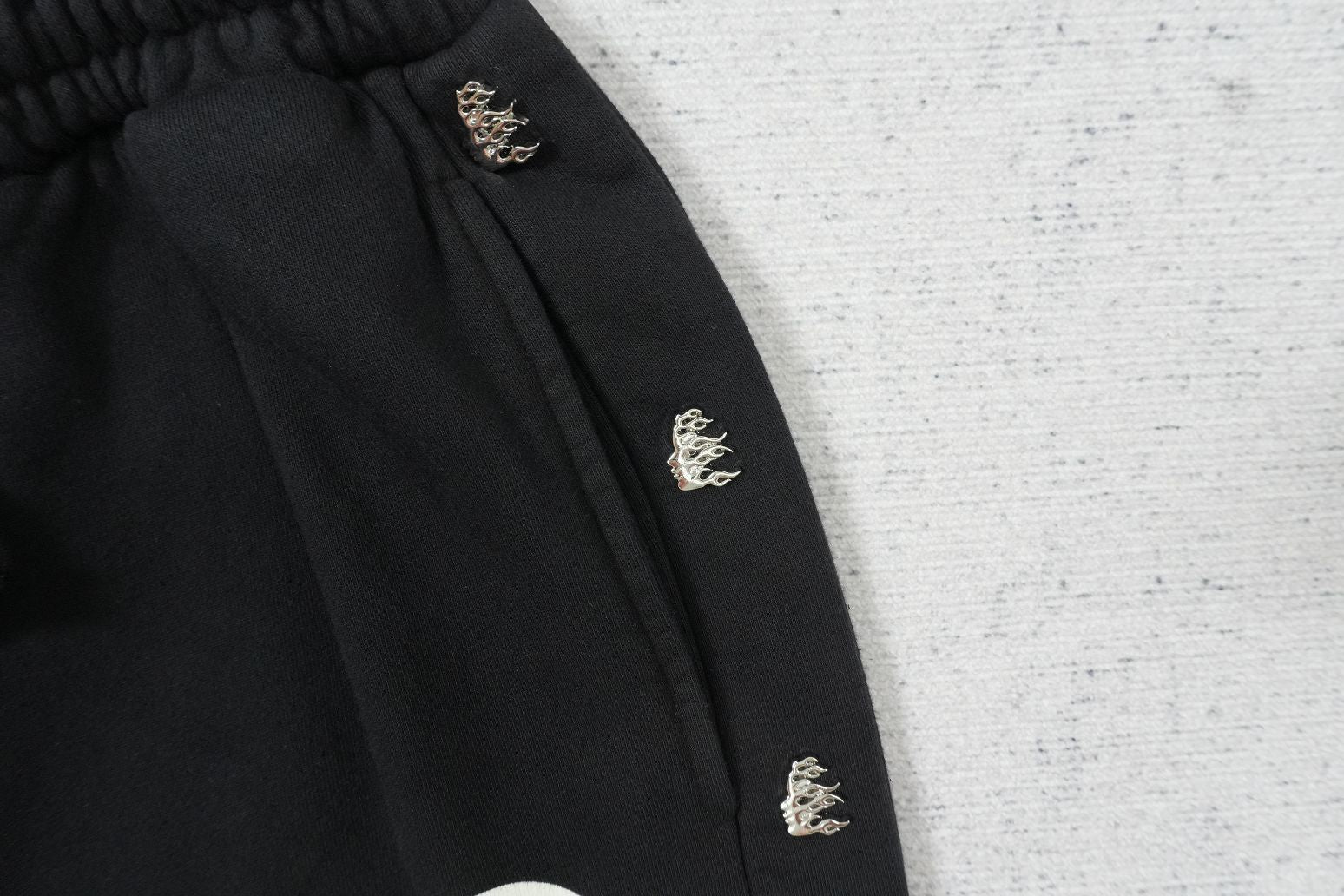 H - SWEATPANTS
