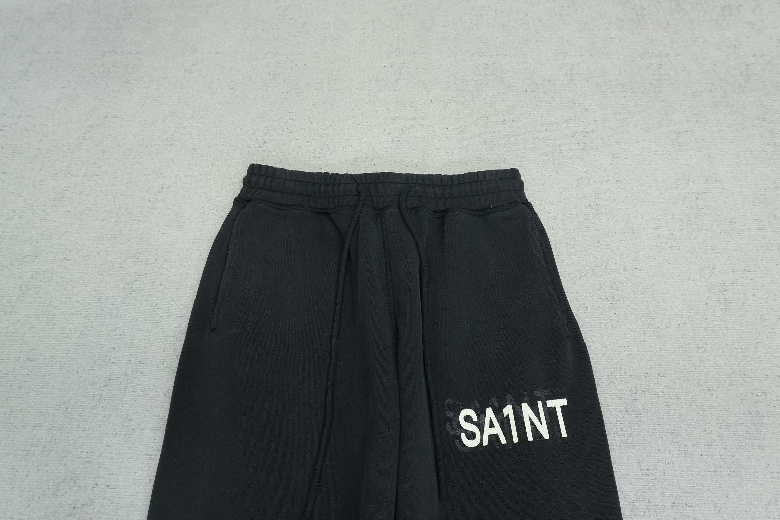 S - SWEATPANTS