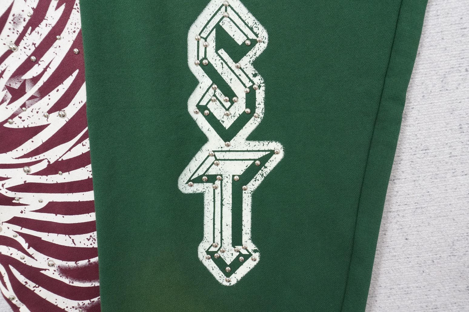 L - SWEATPANTS