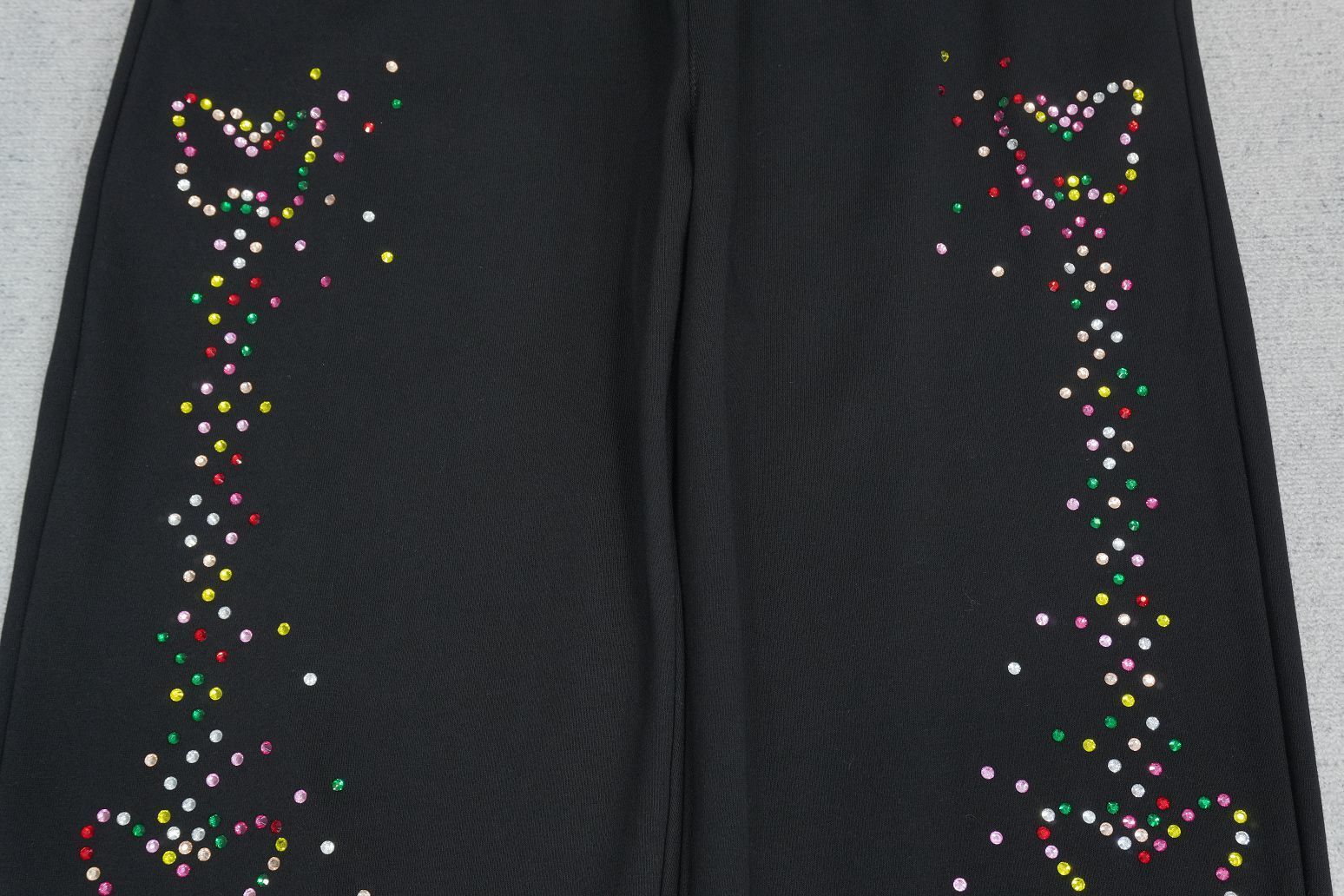 B - SWEATPANTS