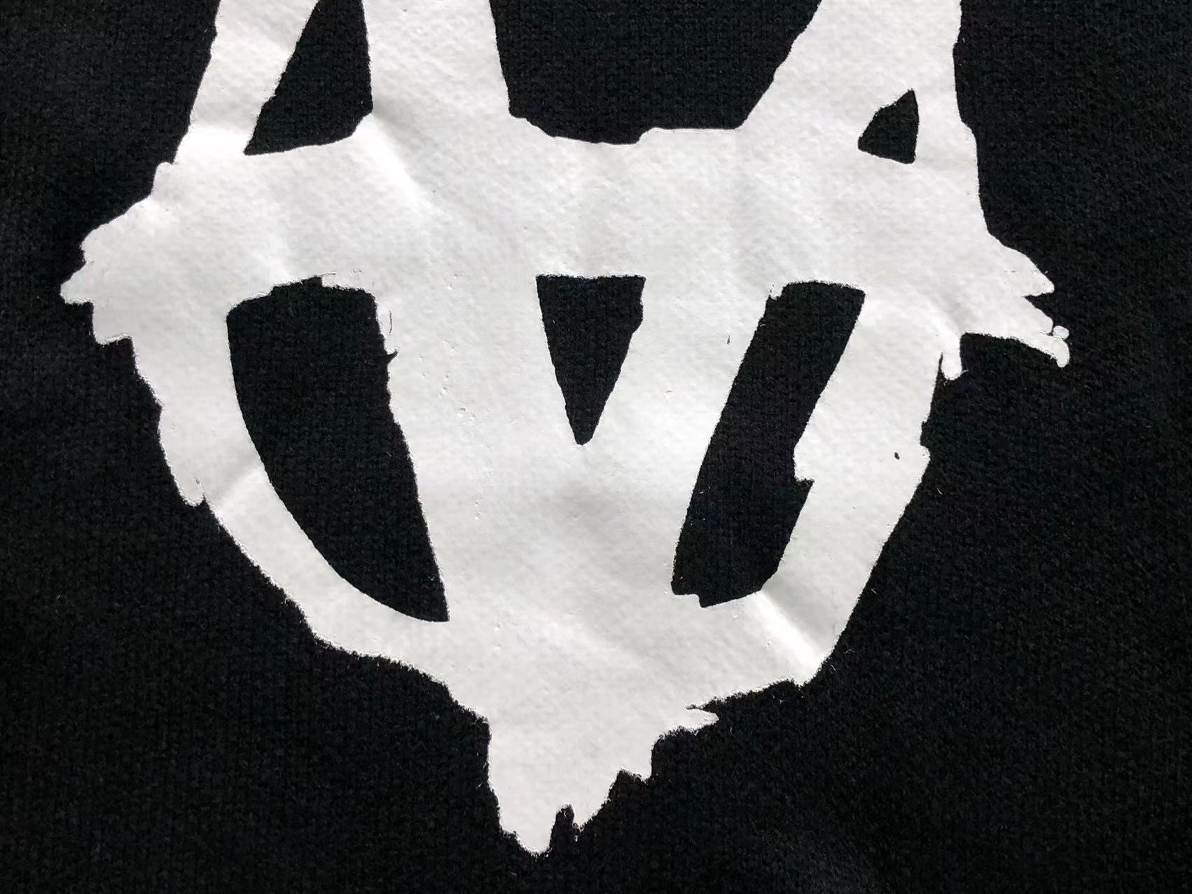 V - SWEATER