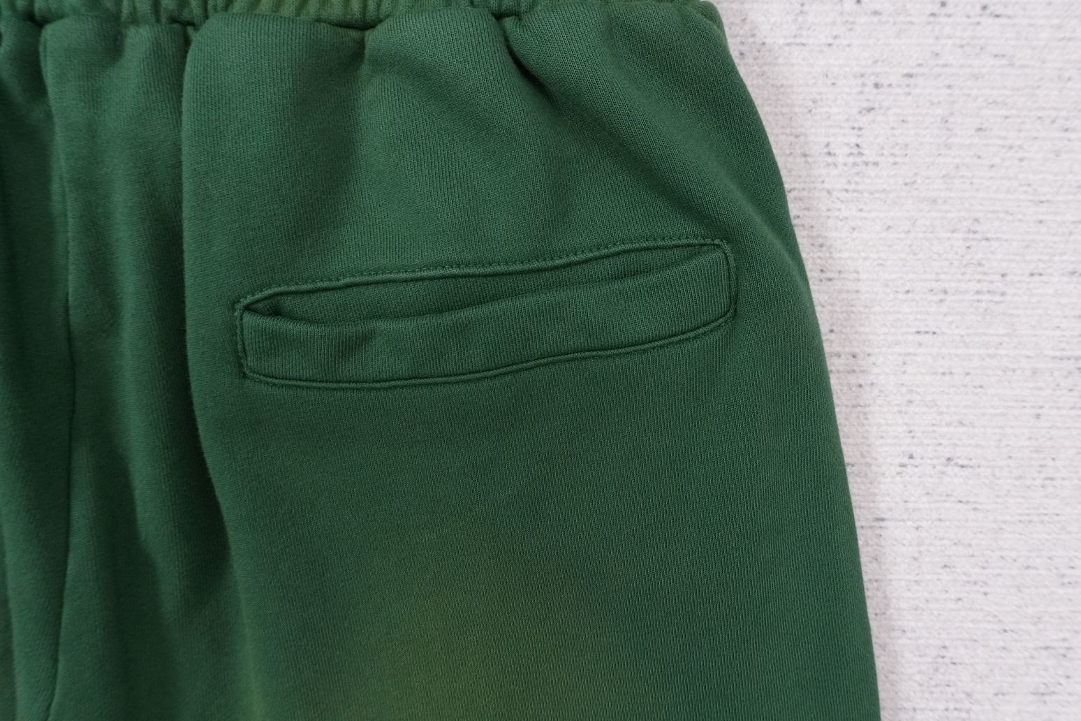L - SWEATPANTS