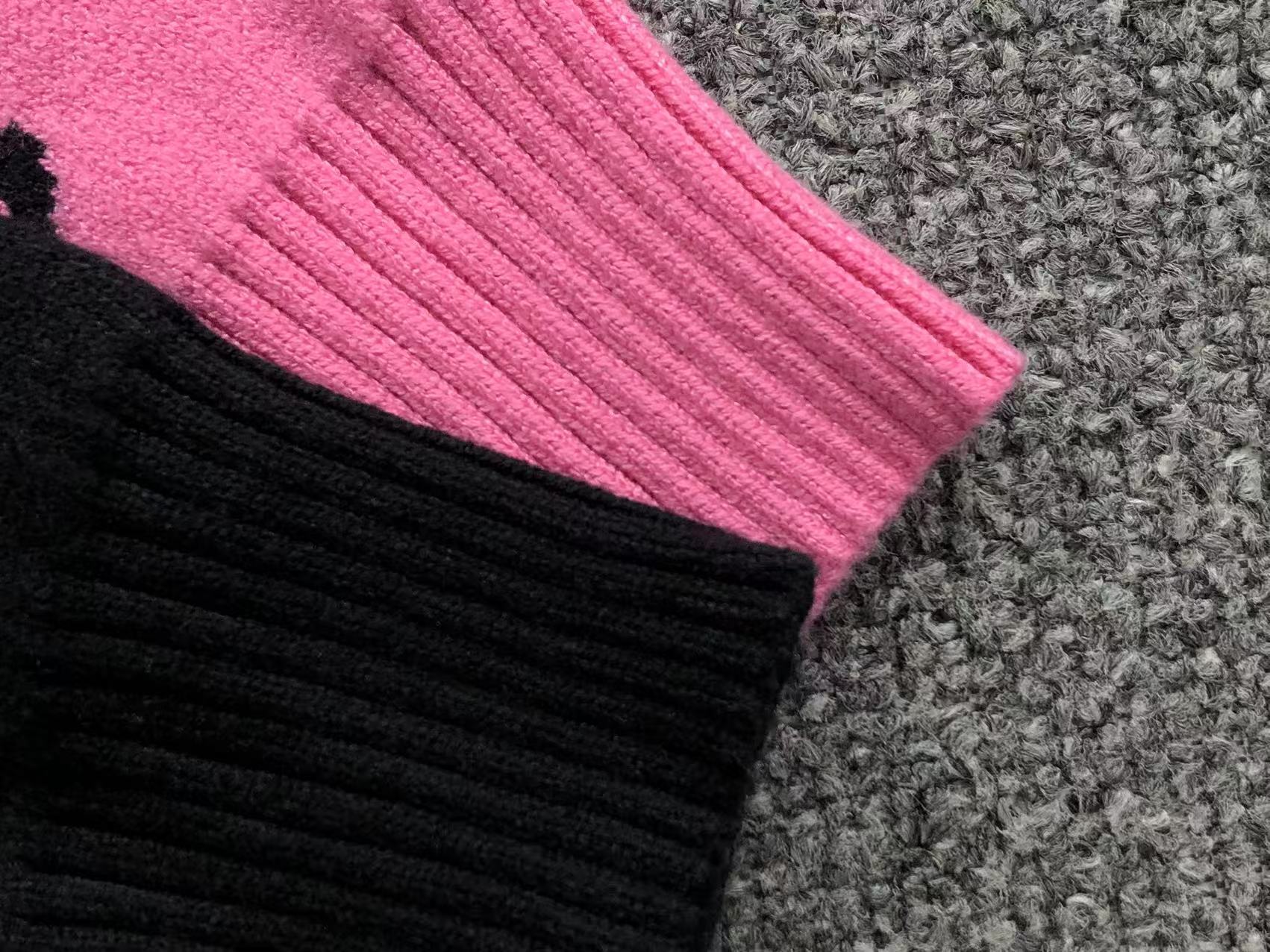 V - SWEATER