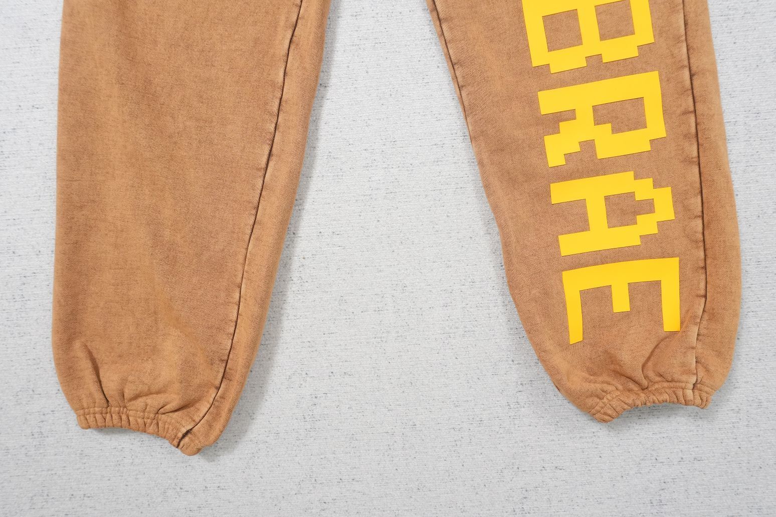 V - SWEATPANTS