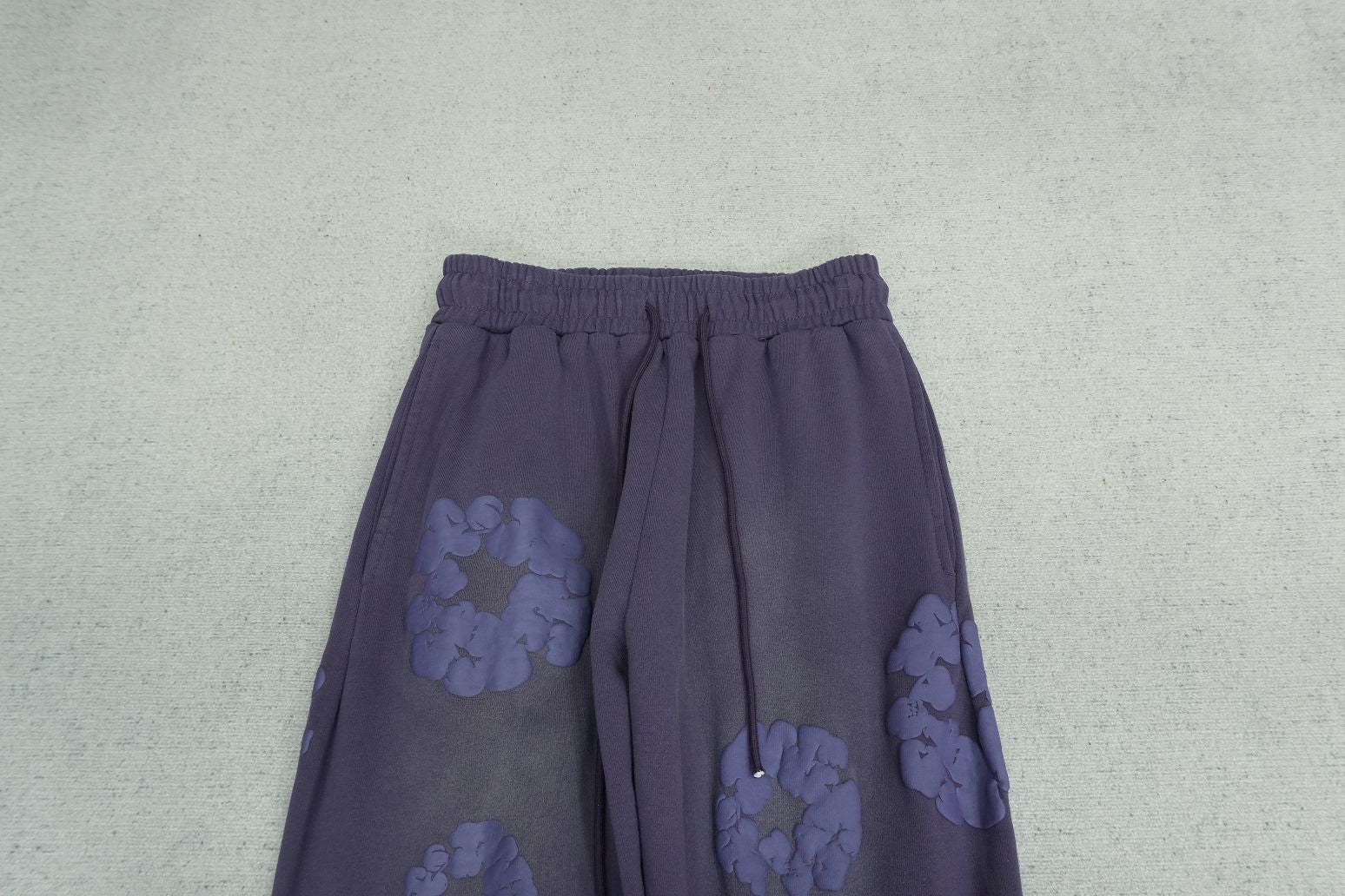 D - SWEATPANTS