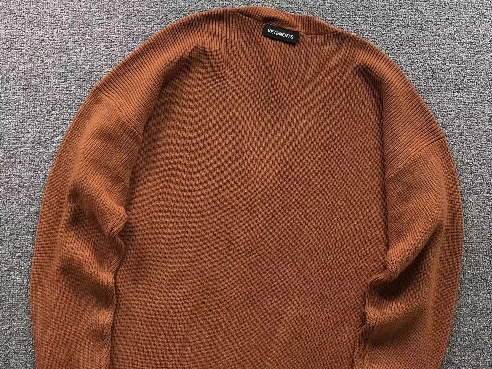 V - SWEATER