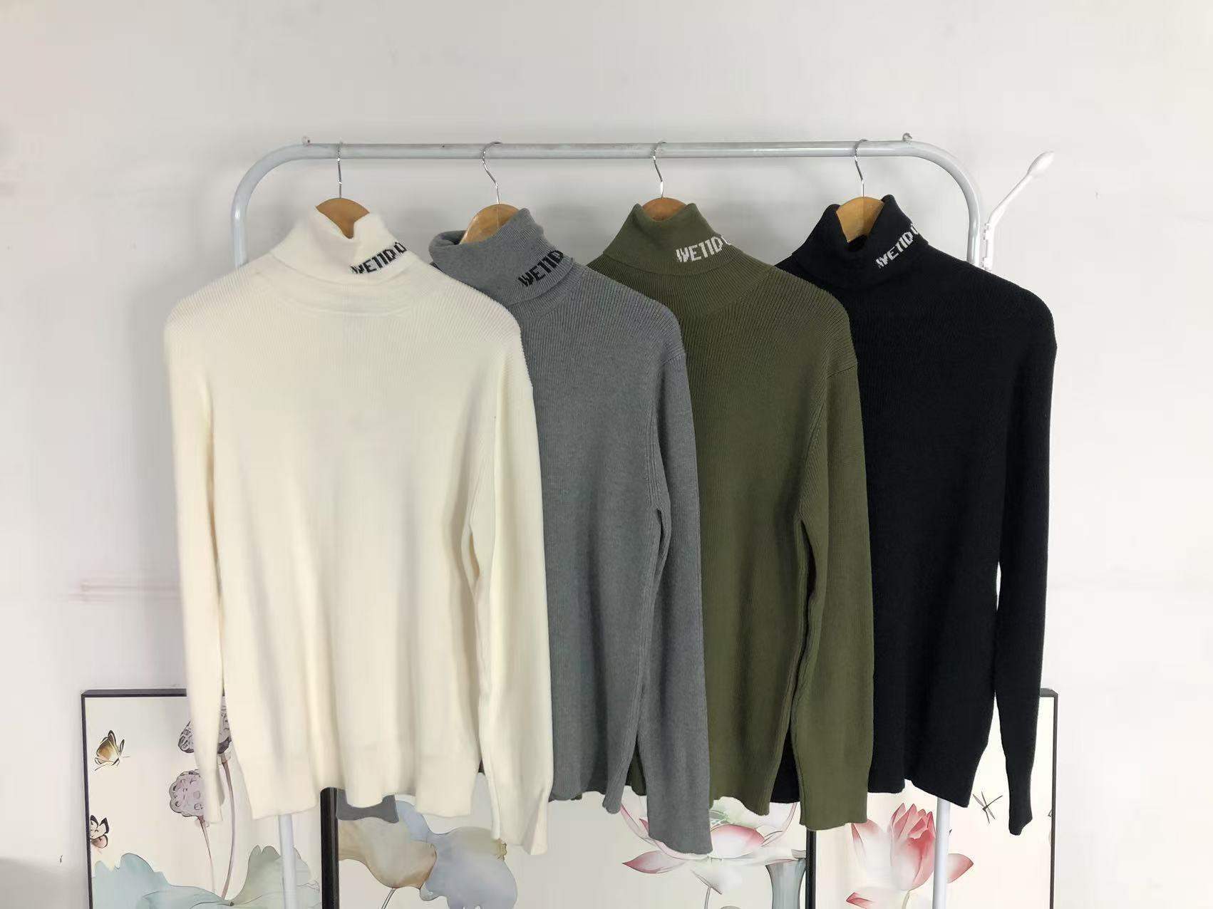 W - SWEATER