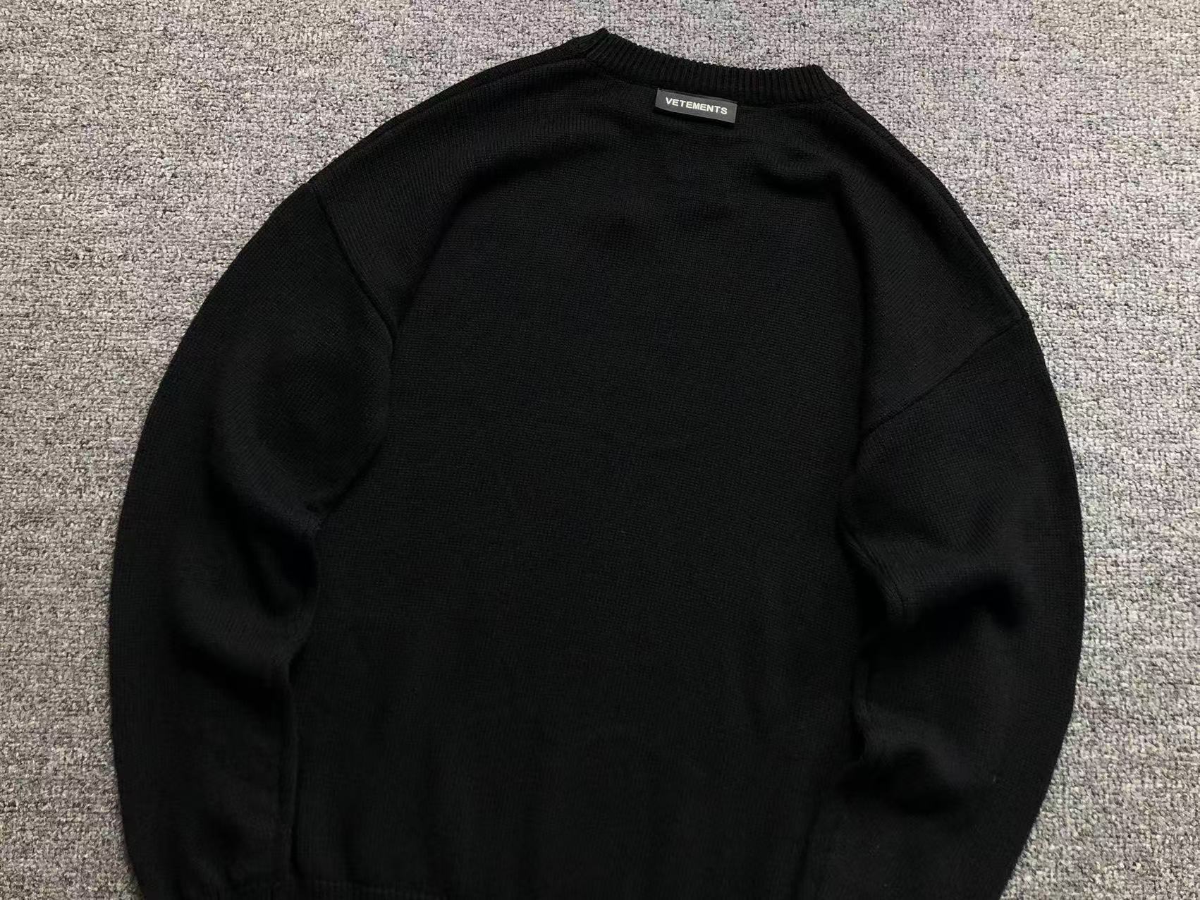 V - SWEATER