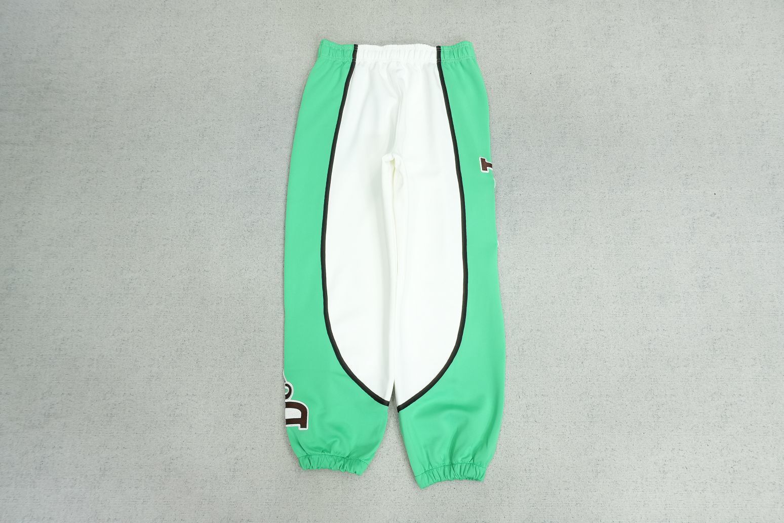 D - SWEATPANTS