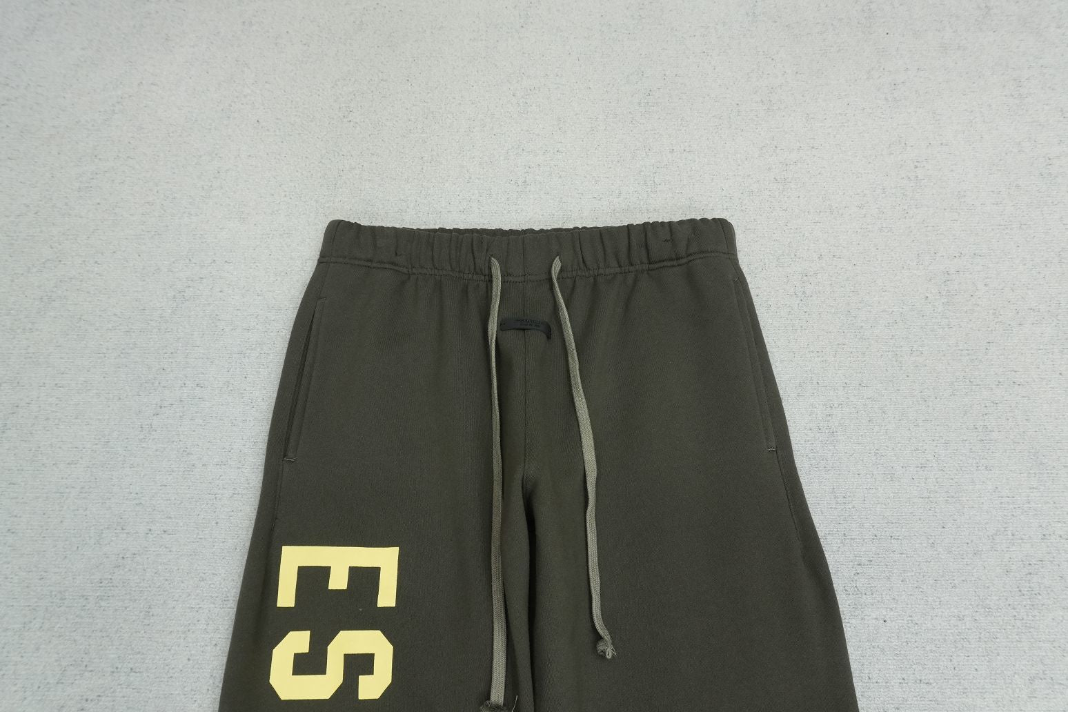 F - SWEATPANTS