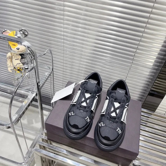 V - SNEAKERS