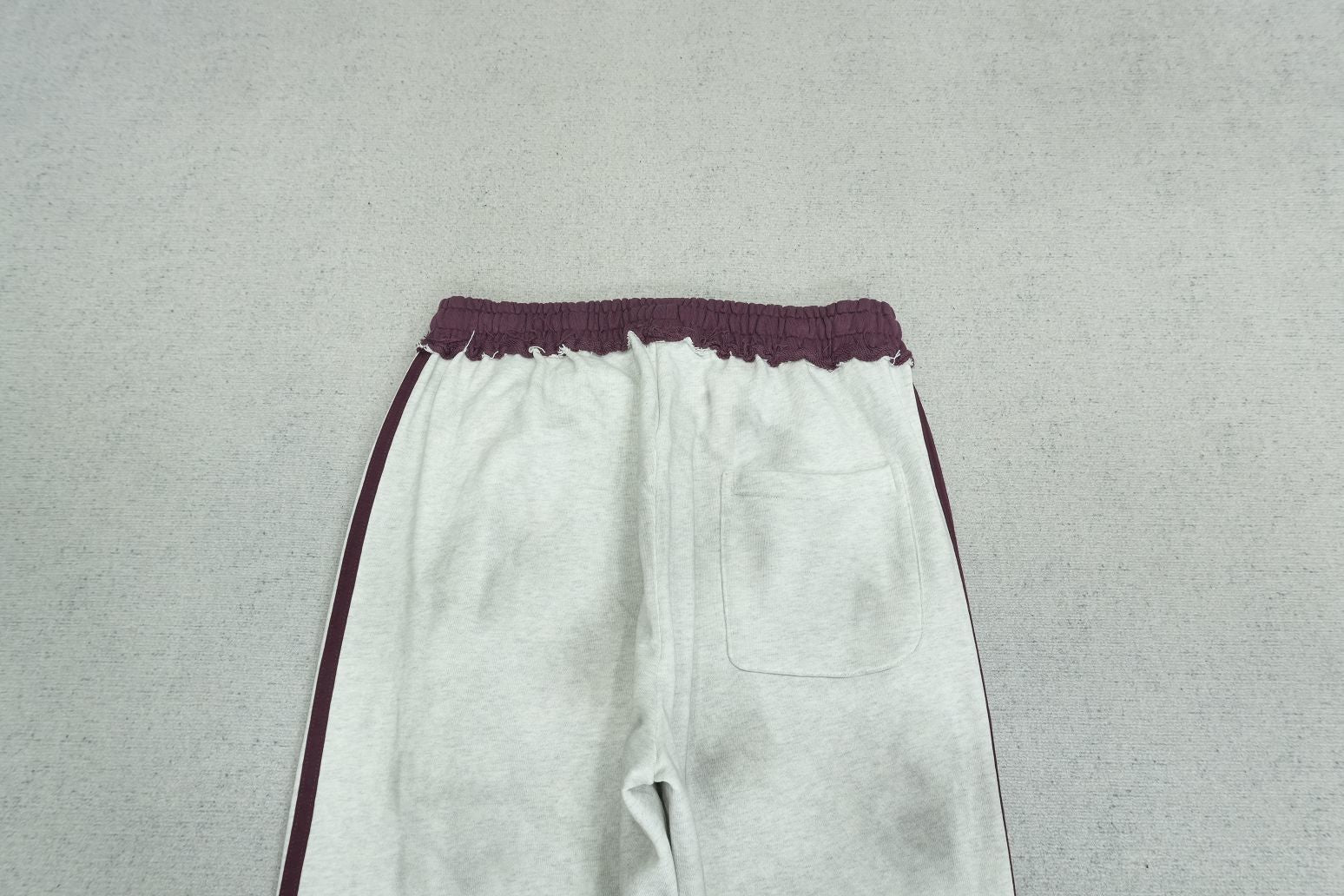 V - SWEATPANTS