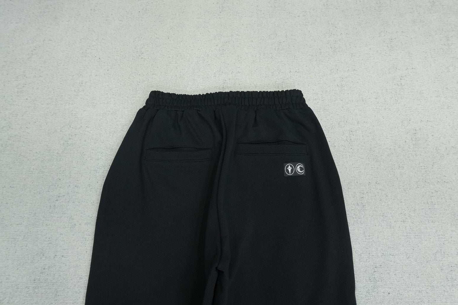 T - SWEATPANTS