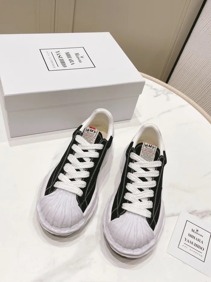 A - SNEAKERS