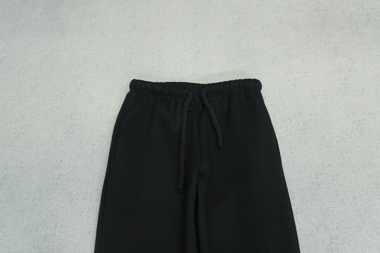 S - SWEATPANTS