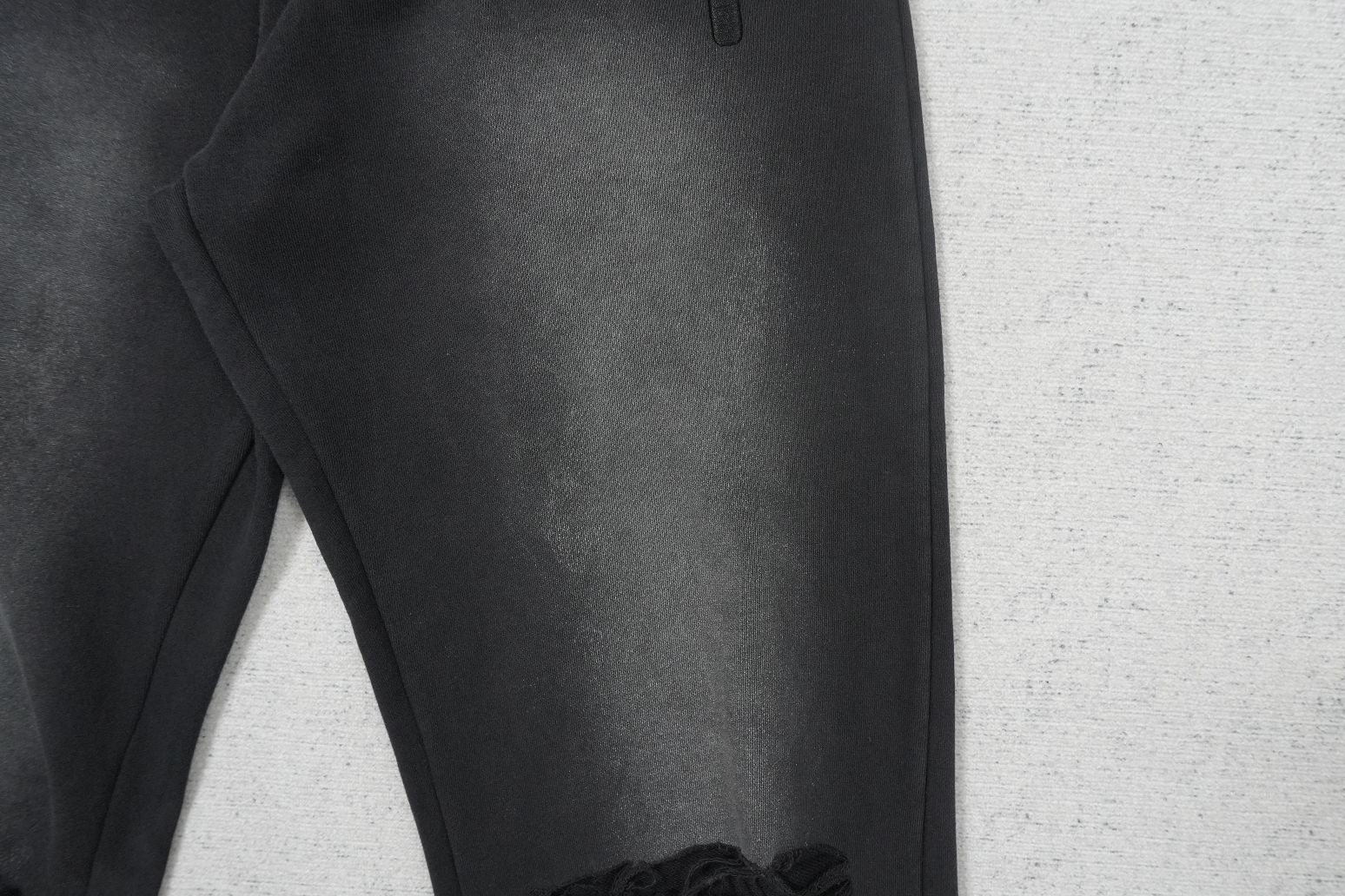 V - SWEATPANTS