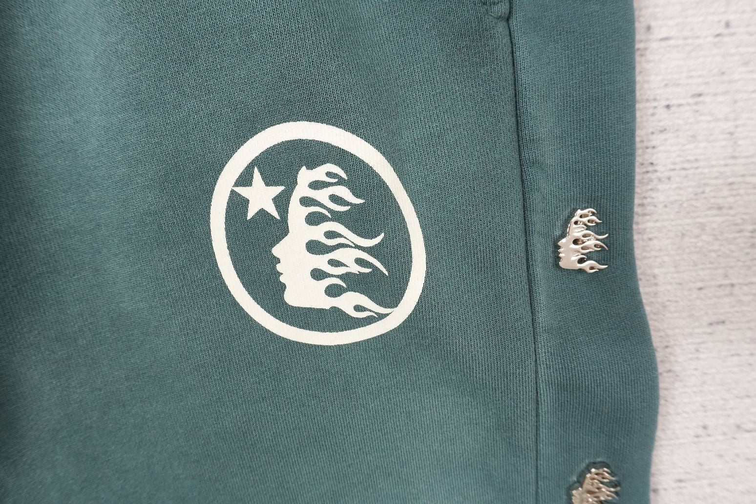 H - SWEATPANTS