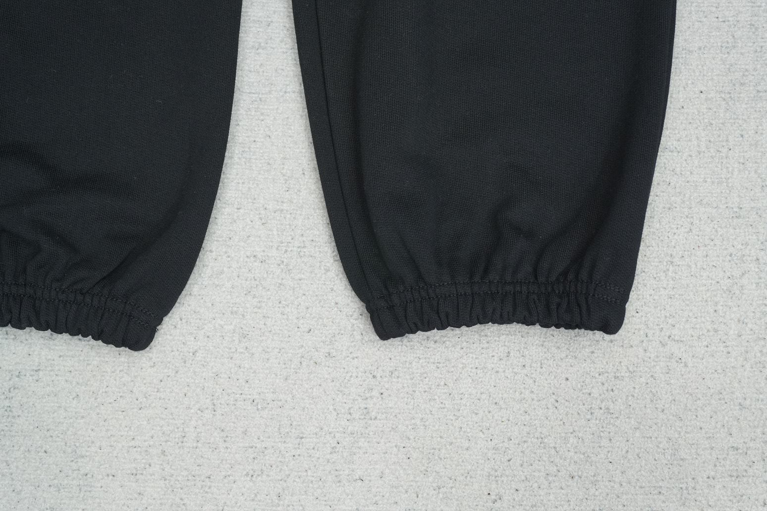 T - SWEATPANTS