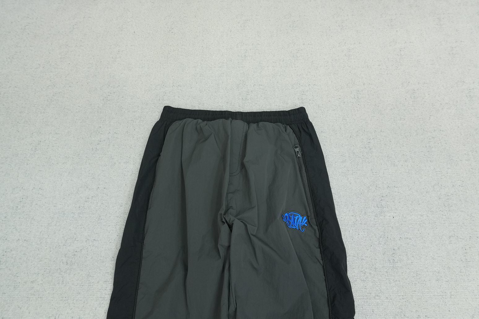 S - SWEATPANTS