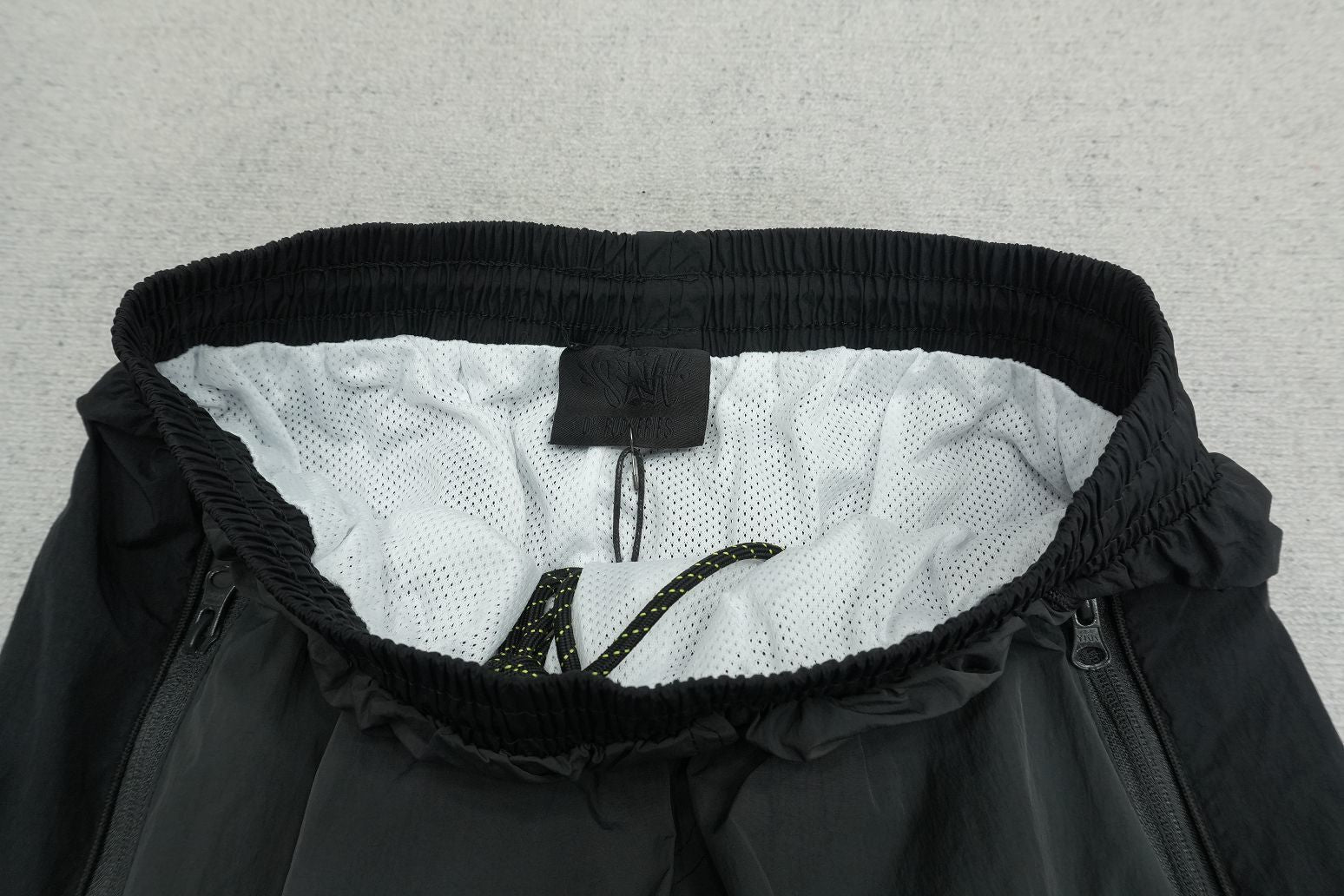 S - SWEATPANTS
