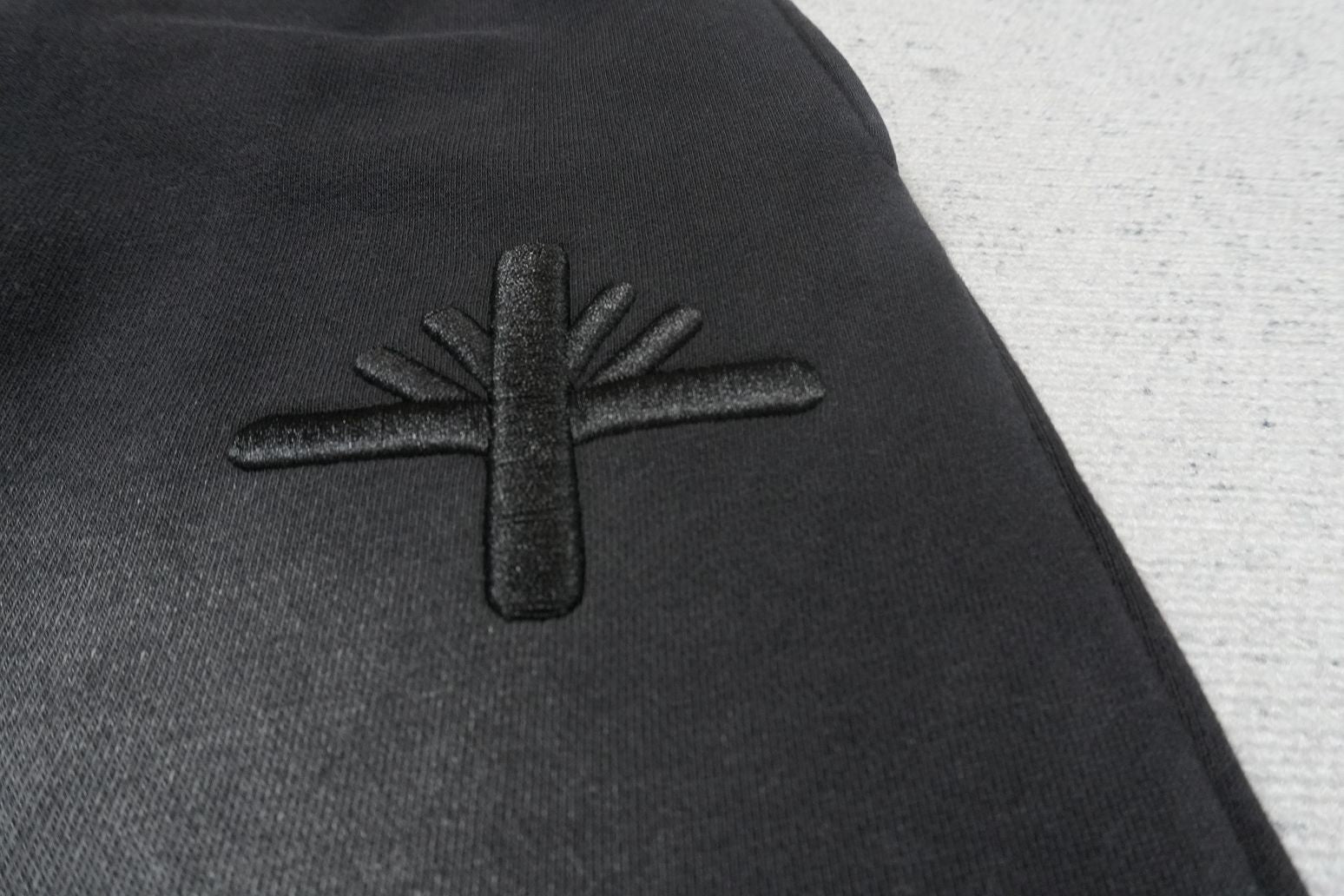 V - SWEATPANTS