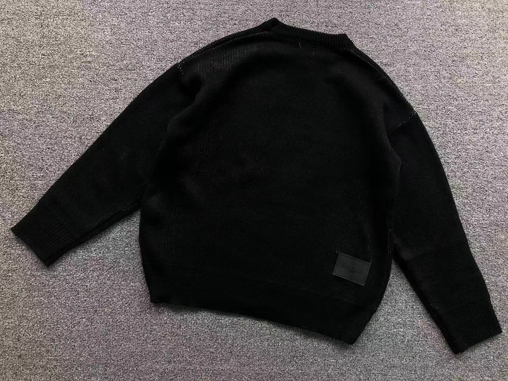 W - SWEATER