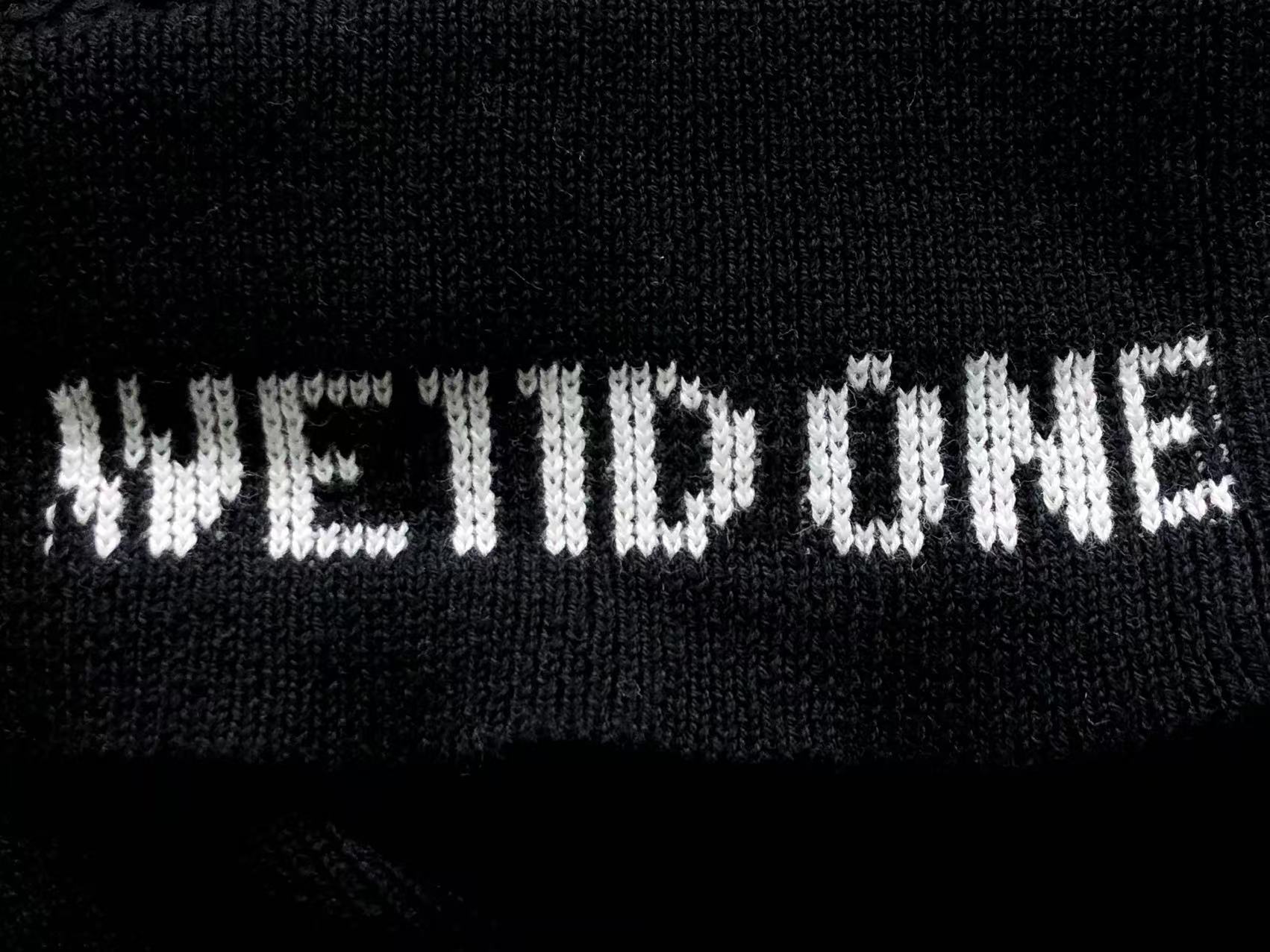 W - SWEATER