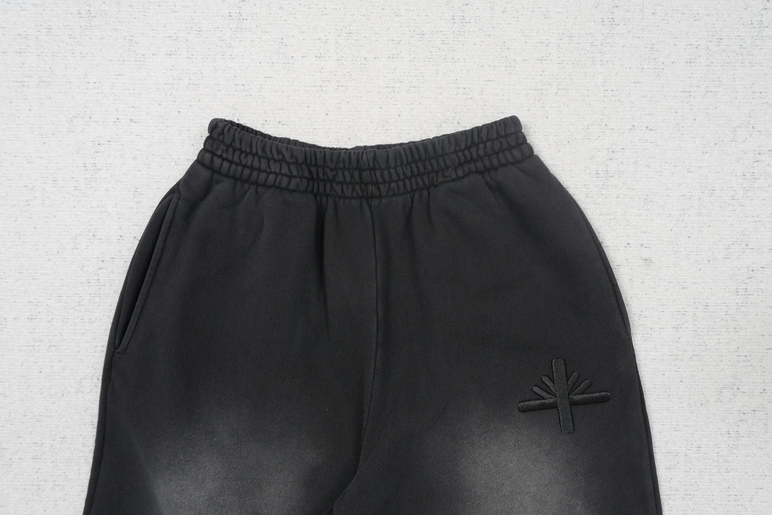 V - SWEATPANTS