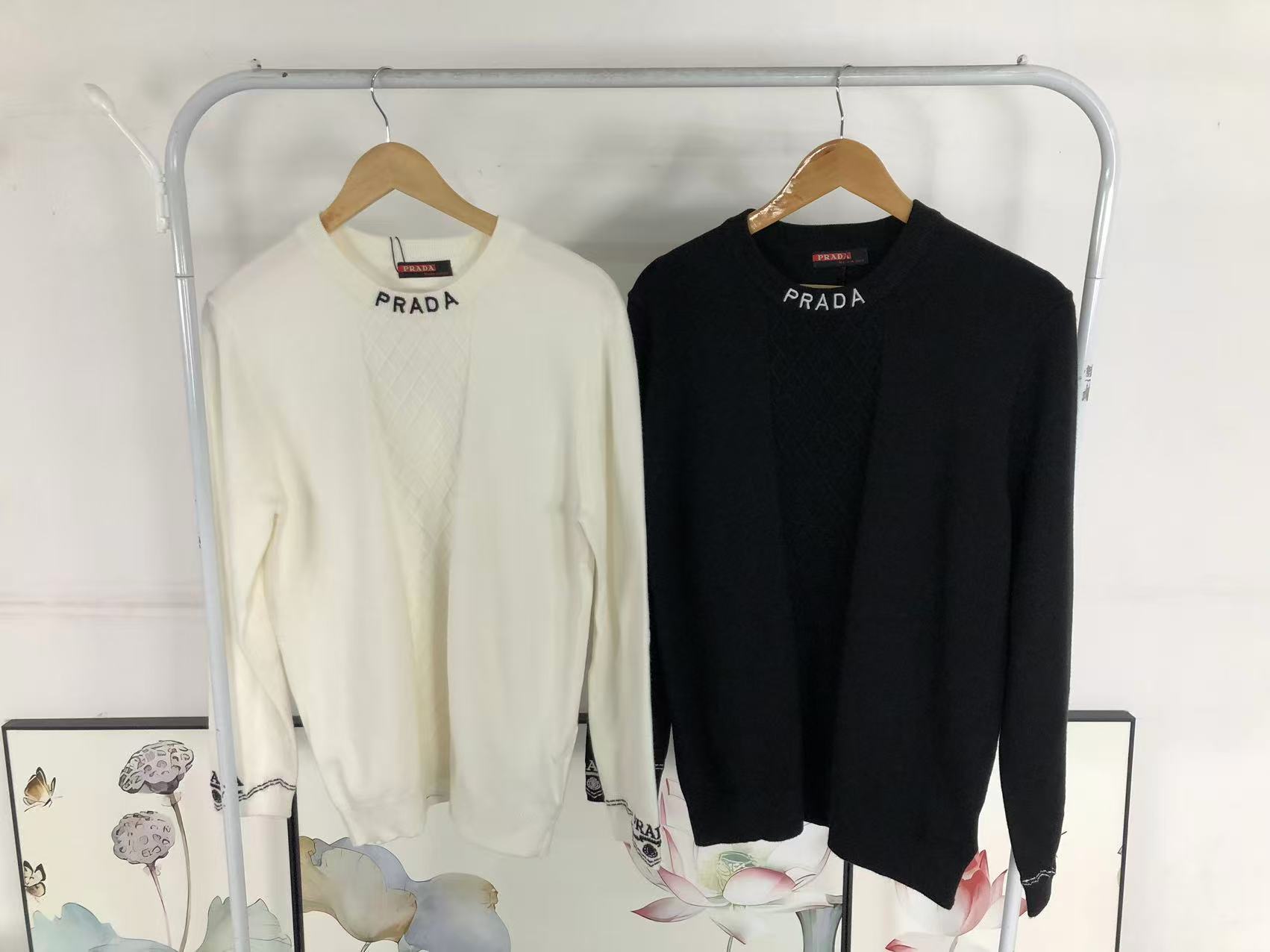 P - SWEATER