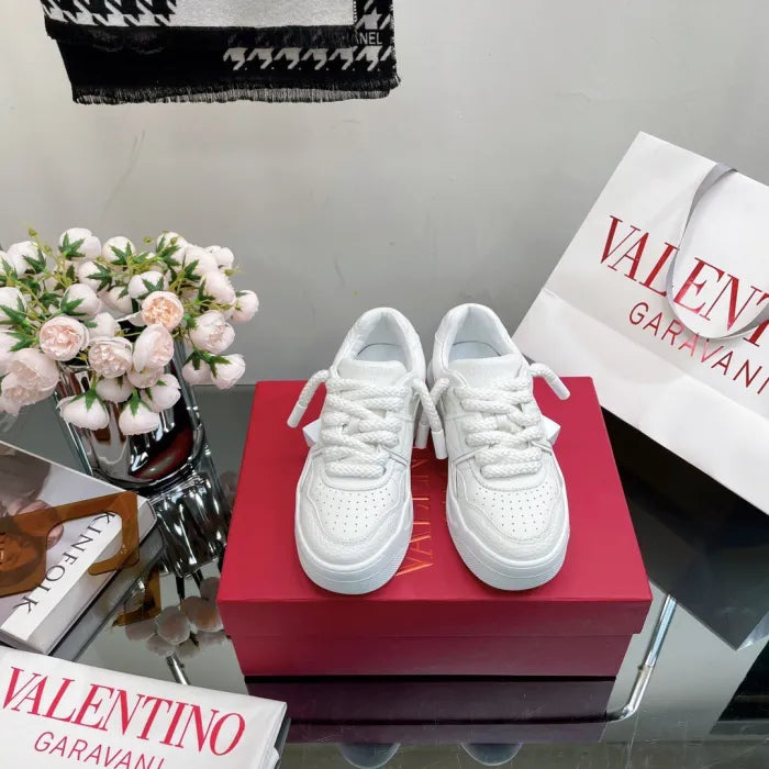V - SNEAKERS