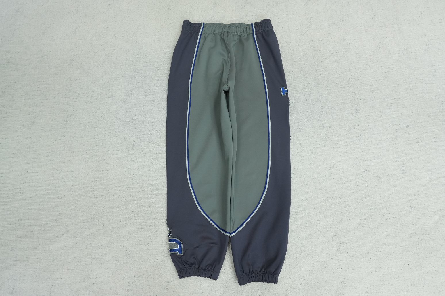 D - SWEATPANTS