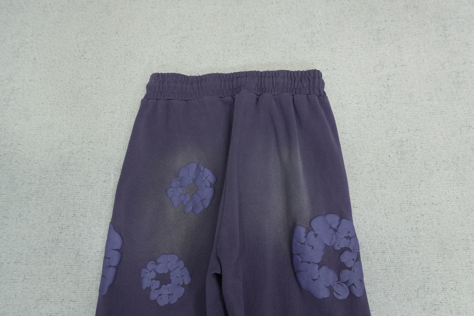 D - SWEATPANTS