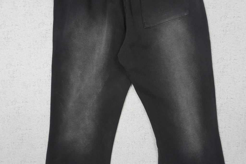 V - SWEATPANTS